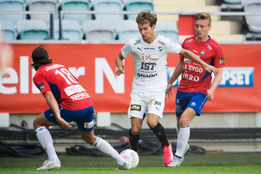 Östers Alexander Henningsson jagas av Örgrytes Sebastian