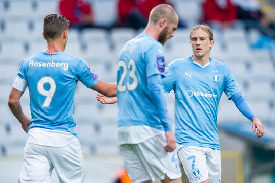 Malmö FFs Markus Rosenberg firas av Simon Kroon och Jo Inge Berget efter han gjort 1-0 på straff