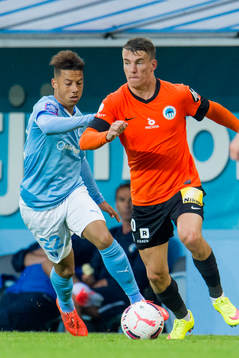 Malmö FFs Tobias Sana i kamp med Slovan Liberec Zdenek Folprecht
