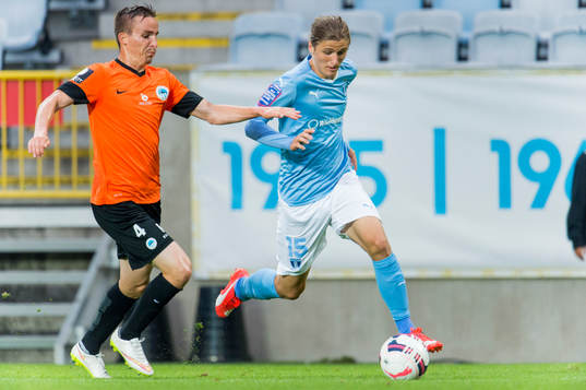 Malmö FFs Pawel Cibicki jagas av Slovan Liberec Martin Sus