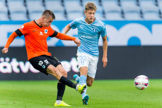 Slovan Liberec Zdenek Folprecht jagar Malmö FFs Mattias Svanberg
