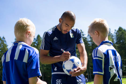IFK Göteborgs Haitam Aleesami skriver autografer