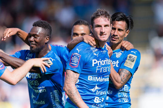 Halmstads James Keene jublar efter att ha gjort 1-0