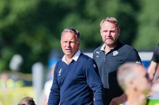 Halmstads tränare Janne Jönsson och assisterande tränare