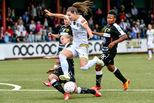 FC Rosengårds Ramona Bachman i en kamp med Umeås Hanna