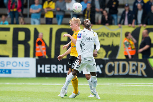 Nickduell mellan Häckens Mohammed Abubakari och Elfsborgs Per Frick