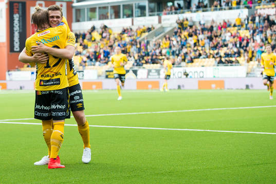 Elfsborgs Jesper Manns och Simon Hedlund (rygg mot kameran) kramar om varandra efter att Simon Hedlund  gjort 1-0