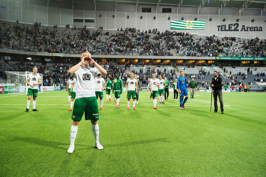 Hammarbys Isac Lidberg jublar med publiken