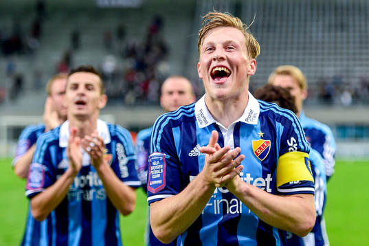 Djurgårdens Emil Bergström leder en sång