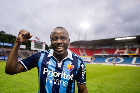 Djurgårdens Nyasha Mushekwi som gjorde matchens ända mål jublar