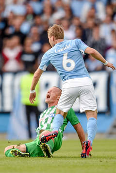 Zalgiris Darvydas Sernas faller i en kamp med Malmö FFs