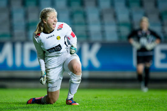  LSK kvinner FKs målvakt jublar efter att ha räddat en straff i straffläggningen