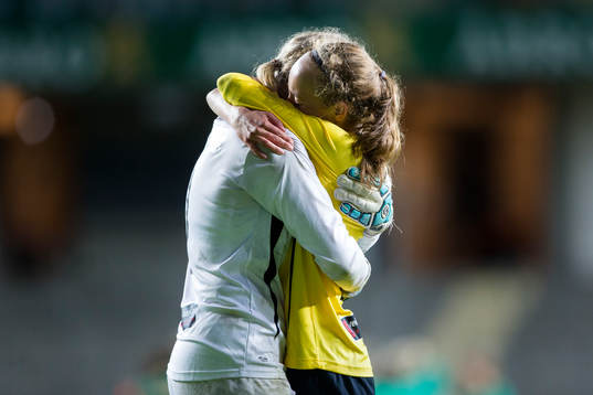 LSK kvinner FK jublar efter att ha vunnit på straffar