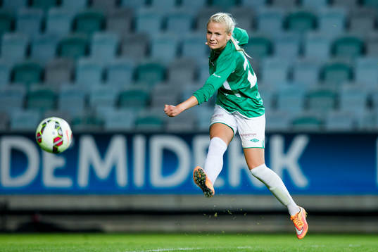  En Klepp spelare skjuter iväg bollen