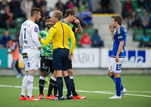 Halmstads målvakt Stojan Lukic diskuterar med domaren Glen
