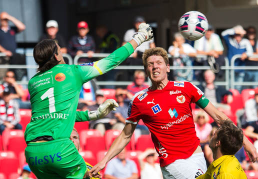 Kalmars David Elm och Falkenbergs målvakt Otto Martler