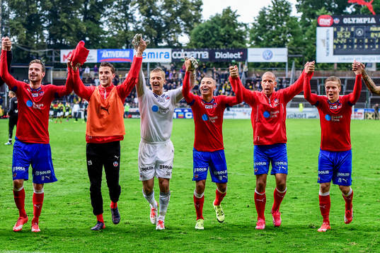 Helsingborgs spelare firar med supportrarna