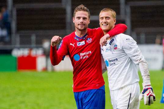 Helsingborgs Arnór Smárason och målvakt Pär Hansson jublar