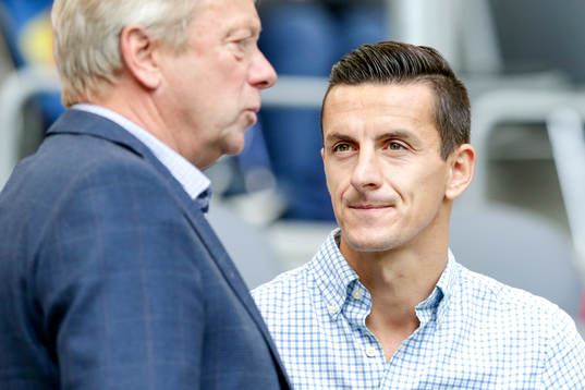 Djurgårdens skadade spelare Haris Radetinac i samtal med