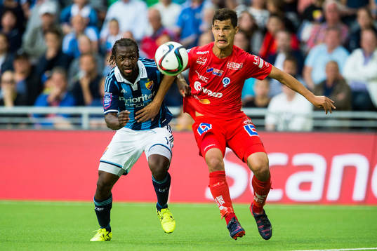 Djurgårdens Amadou Jawo i kamp om bollen med Åtvidabergs