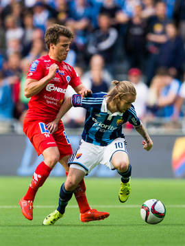 Åtvidabergs Simon Skrabb hålls undan av Djurgårdens