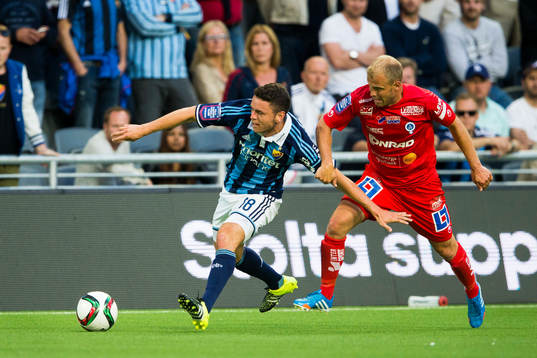 Djurgårdens Kerim Mrabti hålls fast av Åtvidabergs