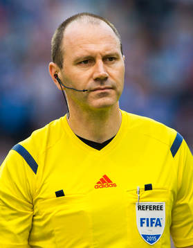 Domare Jonas Eriksson innan fotbollsmatchen i Allsvenskan