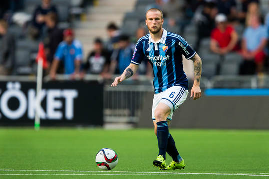 Djurgårdens Alexander Faltsetas med bollen