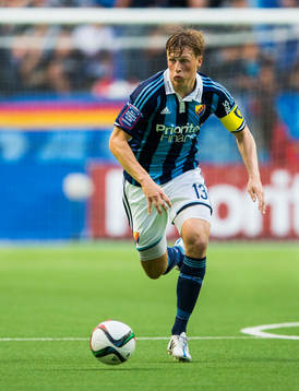 Djurgårdens Emil Bergström med bollen