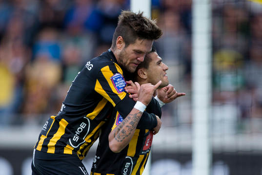 Häckens Ivo Pekalski kramar om jublande Paulo De Oliveira