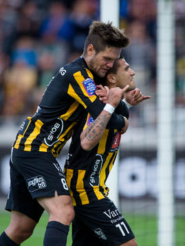 Häckens Ivo Pekalski kramar om jublande Paulo De Oliveira