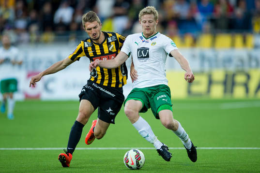 Häckens Dardan Rexhepi i kamp med Hammarbys Lars Saetra