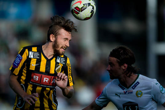 Häckens Simon Sandberg vinner en nickduell mot Hammarbys Linus Hallenius