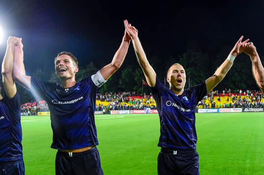 Malmö FFs Markus Rosenberg och Anton Tinnerholm firar med fansen