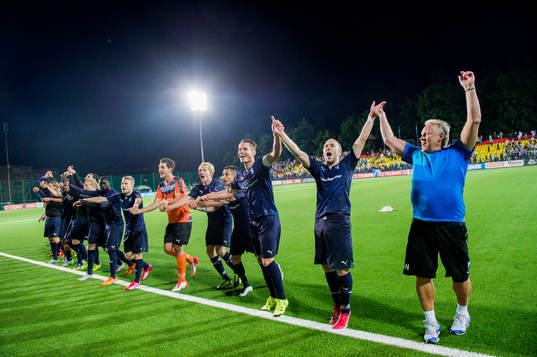 Laget firar segern med publiken