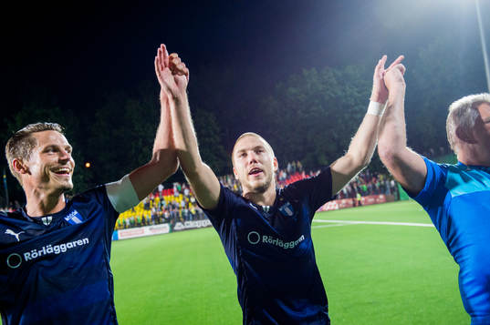 Malmö FFs Anton Tinnerholm firar segern med publiken