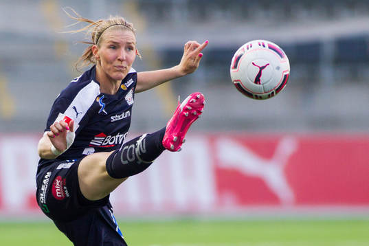 s Maja Krantz tar emot bollen under fotbollsmatchen i Damallsvenskan mellan Linköpings FC och FC Rosengårdden 22 juli 2015 i Linköping. 