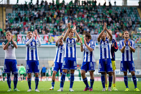 IFK Göteborgs Sören Rieks, Sebastian Eriksson, Jakob Ankersen, Thomas Rogne, Gustav Svensson, Haitam Aleesami, målvakt Marcus Sandberg och Tom Pettersson tackar klacken