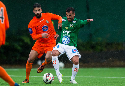 Athletics Omar Eddahri i kamp om bollen med Jönköpings