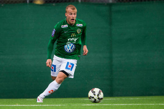 Jönköpings Sebastian Holmkvist med bollen nunder