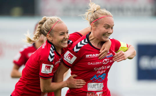 Kristianstads Margret Lara Vidarsdottir har gjort 1-0 och grattas