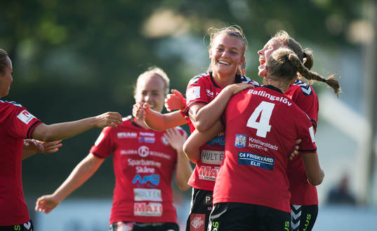 Kristianstads Olivia Welin har gjort 3-0  och grattas i matchen i damallsvenskan mellan Kristianstad och Vittsjö i Kristianstad 25 juli 2015.