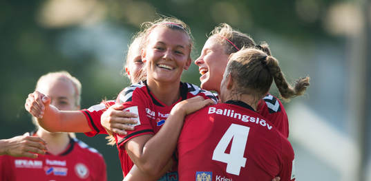 Kristianstads Olivia Welin har gjort 3-0  och grattas i matchen i damallsvenskan mellan Kristianstad och Vittsjö i Kristianstad 25 juli 2015.
