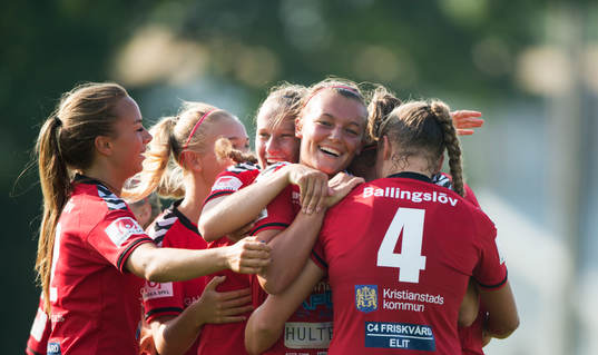 Kristianstads Olivia Welin har gjort 3-0  och grattas i matchen i damallsvenskan mellan Kristianstad och Vittsjö i Kristianstad 25 juli 2015.