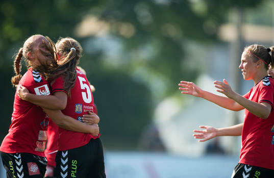 Kristianstads Olivia Welin har gjort 3-0  och grattas i matchen i damallsvenskan mellan Kristianstad och Vittsjö i Kristianstad 25 juli 2015.