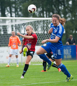 Kristianstads Elisa Vidarsdottir rensar framför Vittsjös Antonia Göransson i matchen i damallsvenskan mellan Kristianstad och Vittsjö i Kristianstad 25 juli 2015.