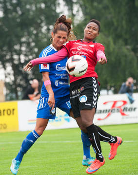 Kristianstads Ida Rebecca Guehai och Vittsjös Lisa Klinga i matchen i damallsvenskan mellan Kristianstad och Vittsjö i Kristianstad 25 juli 2015.