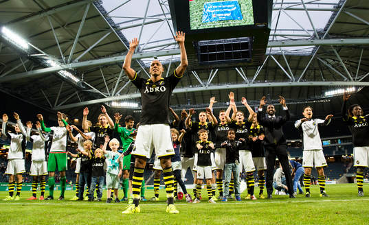 s Alessandro Silva Pereira firar segern med fansen efter fotbollsmatchen i Allsvenskan mellan AIK och Elfsborg och 26 Juli 2015 i Stockholm. 