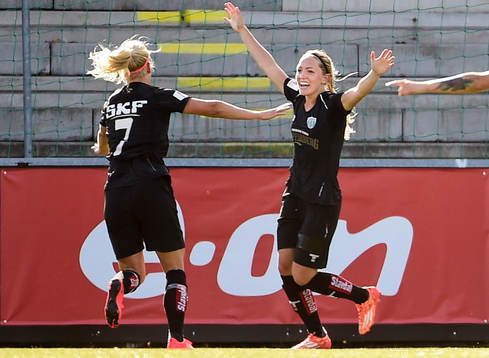 Göteborgs Adelina Engman och Elin Rubensson firar 0-1 målet