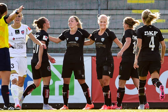 Göteborgs spelare jublar efter 0-1 av Elin Rubensson